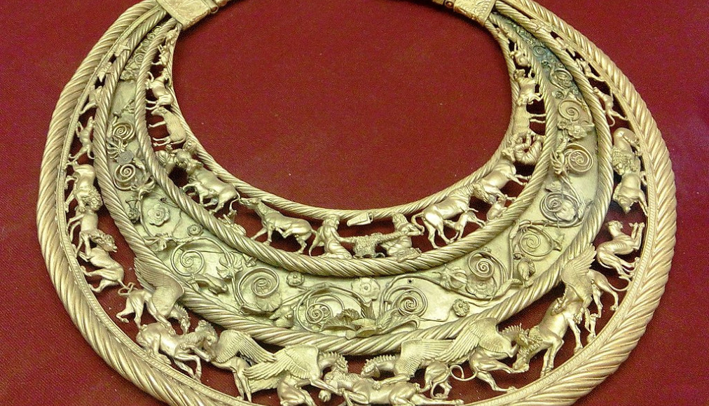 Un collier pectoral scythe / ©Половко Сергей Николаевич, CC BY-SA 4.0 Wikimedia Commons