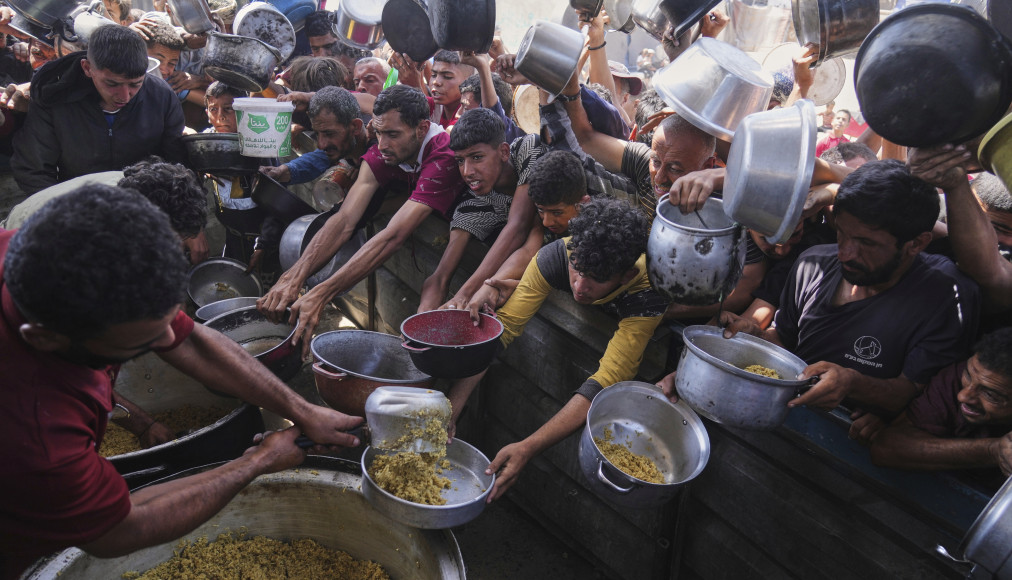 Des Palestiniens luttent pour obtenir des dons de nourriture dans une cuisine communautaire à Khan Younis, dans la bande de Gaza, le vendredi 16 mai 2025. / Keystone