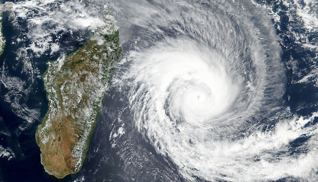 Arrivée du cyclone Batsirai sur Madagascar avec des vents à plus de 200 km/heure. Arrivée du cyclone Batsirai sur Madagascar avec des vents à plus de 200 km/heure. / ©NASA Earth Observatory, Public domain, via Wikimedia Commons