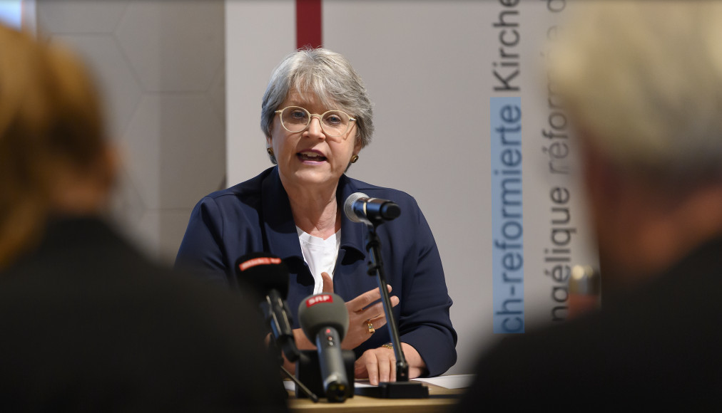 Rita Famos, le 4 août 2021, lors de la conférence donnée sur le rapport de la commission d'enquête sur les accusations d'abus à l'endroit de son prédécesseur, Gottfried Locher. Rita Famos, le 4 août 2021, lors de la conférence donnée sur le rapport de la commission d'enquête sur les accusations d'abus à l'endroit de son prédécesseur, Gottfried Locher. / Keystone