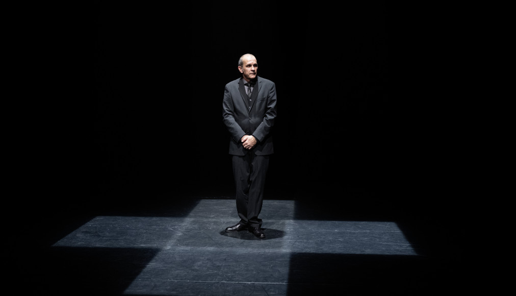 Le comédien Frédéric Landenberg interprète le pasteur Burg / ©Xavier Voirol 