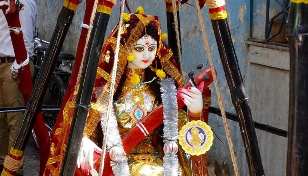 Des rites hindous sont introduits dans des écoles chrétiennes en Inde, dont le Vasant Panchami vénérant la déesse Saraswati. Des rites hindous sont introduits dans des écoles chrétiennes en Inde, dont le Vasant Panchami vénérant la déesse Saraswati. / ©Adam Jones from Kelowna, BC, Canada, CC BY-SA 2.0 via Wikimedia Commons