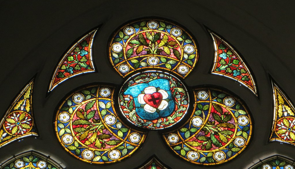 Vitrail de la rose luthérienne dans l'Eglise St-Nicolas de Greifswald, Allemagne Vitrail de la rose luthérienne dans l'Eglise St-Nicolas de Greifswald, Allemagne / ©Concord, CC BY-SA 3.0 Wikimedia Commons