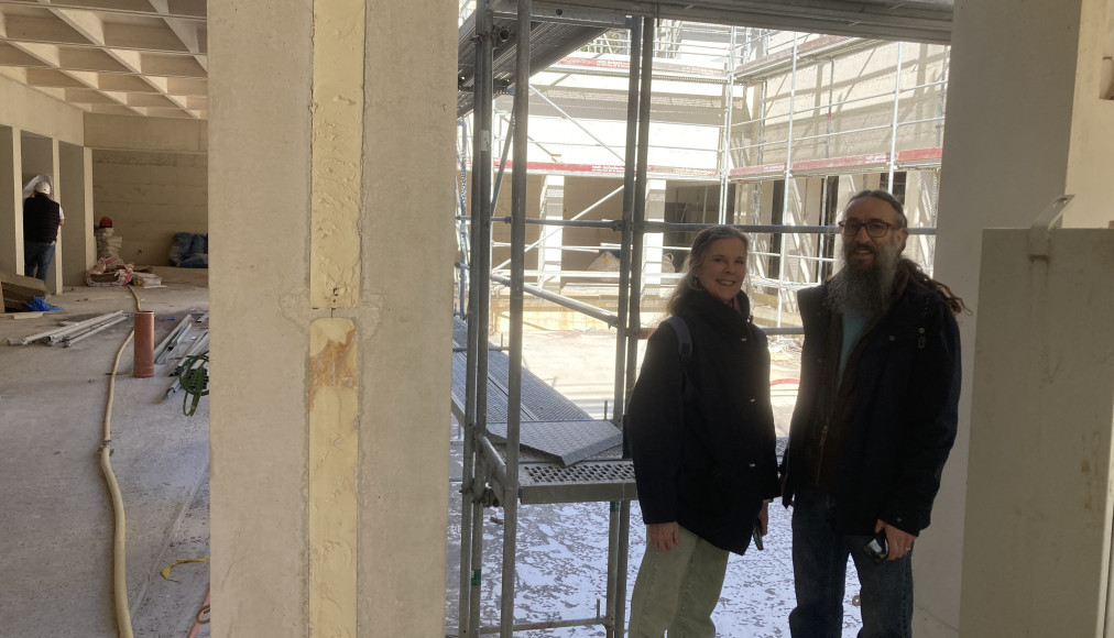 Deux paroissiens et leur nouvelle église reconstruite en taille XS. / ©Samuel Socquet