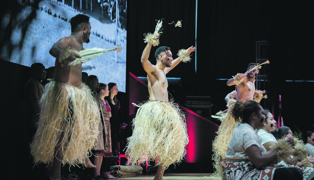 Danseurs d’une communauté du Pacifique. L’art, parce qu’il est vecteur de messages et de valeurs, peut aussi être un outil de mobilisation écologique Danseurs d’une communauté du Pacifique. L’art, parce qu’il est vecteur de messages et de valeurs, peut aussi être un outil de mobilisation écologique / © COE/Albin Hillert