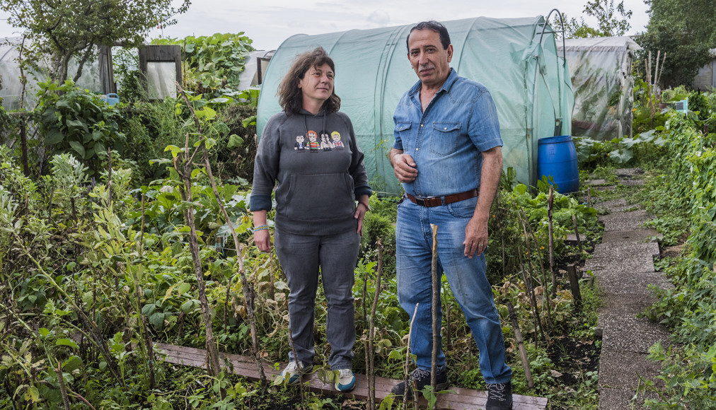 Daisy et Jamal ont cultivé ensemble un jardin durant toute l&#039;année 2018. Au total, 200 personnes ont été impliquées dans ce projet dont une centaine de personnes migrantes. / © UNHCR / Mark Henley