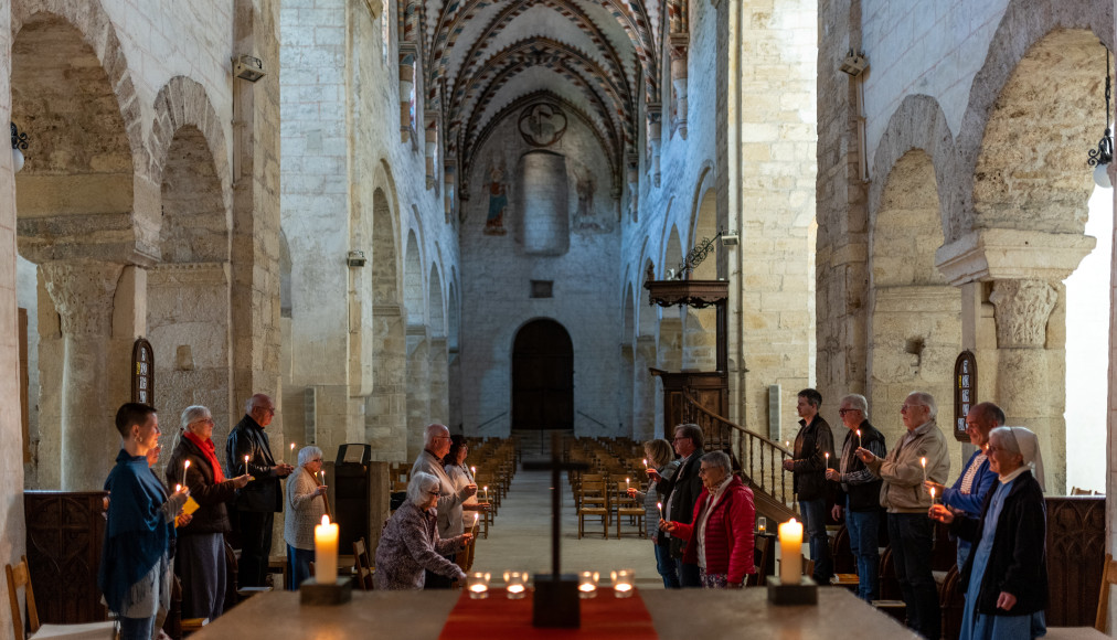 De nos jours, les ofces de la FPO se tiennent trois fois par jour du mardi au samedi dans le chœur de l’abbatiale et on y invite toujours les visiteurs de passage. De nos jours, les ofces de la FPO se tiennent trois fois par jour du mardi au samedi dans le chœur de l’abbatiale et on y invite toujours les visiteurs de passage. / © M. Gaudard