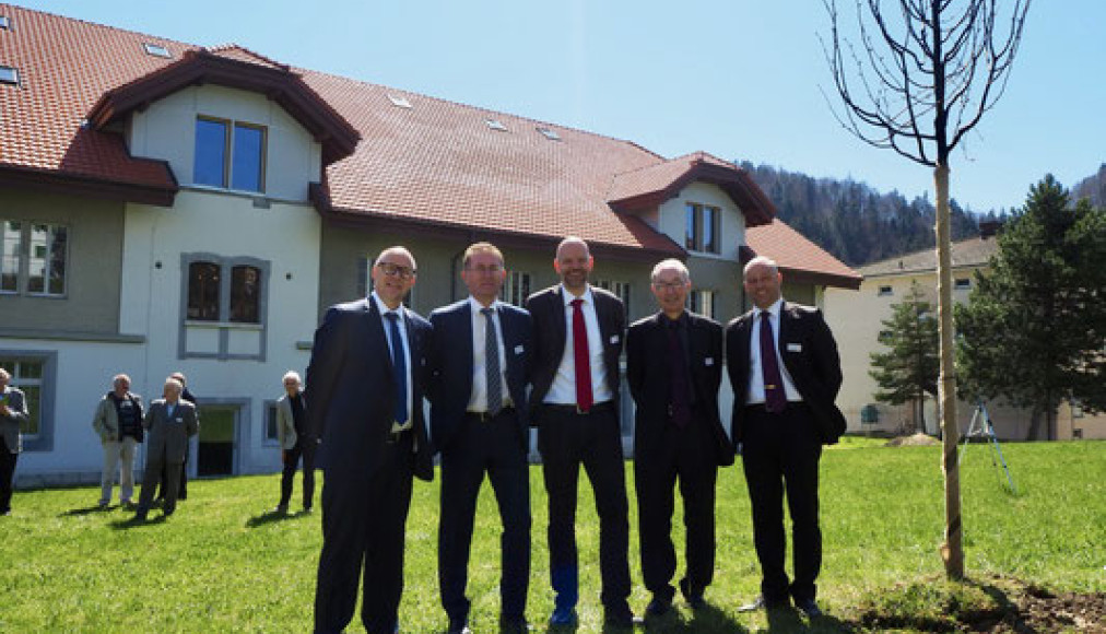 Rencontre entre représentants de la Conférence mennonite suisse et du Conseil d’État. De gauche à droite: Jürg Bräker, secrétaire général CMS; Christoph Neuhaus, président du Conseil d’État de Berne; Lukas Amstutz, co-président CMS; Martin Koelbing, délégué pour les affaires d’Église; Christian Sollberger, co-président CMS Rencontre entre représentants de la Conférence mennonite suisse et du Conseil d’État. De gauche à droite: Jürg Bräker, secrétaire général CMS; Christoph Neuhaus, président du Conseil d’État de Berne; Lukas Amstutz, co-président CMS; Martin Koelbing, délégué pour les affaires d’Église; Christian Sollberger, co-président CMS / ©Raphaël Burkhalter / EEMT