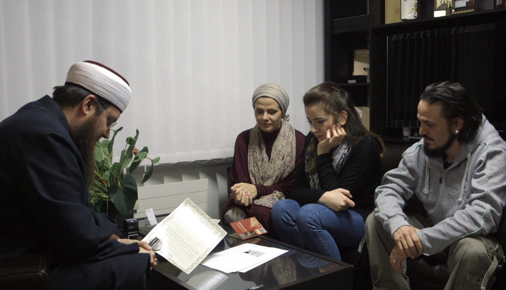 Scène-clé du film, la conversion de Gioia, entourée de sa mère Myriam et de Franco, le mari de celle-ci, chez l&#039;imam Nicolas Blancho, président du Conseil central islamique suisse. / © First Hand Films
