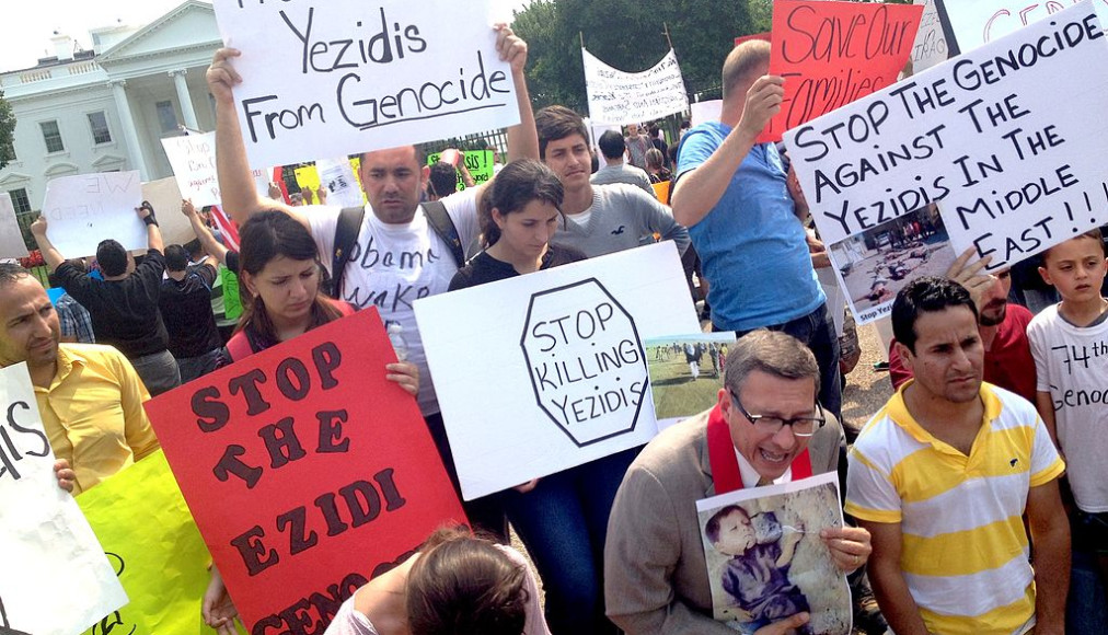 Manifestation des Yézidis devant la Maison Blanche en 2014 Manifestation des Yézidis devant la Maison Blanche en 2014 / ©Kaitlynn Hendricks, CC BY 2.0 Wikimedia Commons