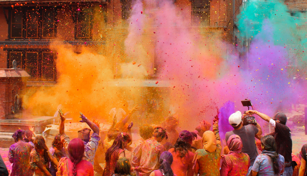 Durant Holi, les jeunes et les adultes se jettent des pigments. Ils finissent recouverts de couleurs vives réputées bénéfiques. / ©iStock/Kristin Ruhs