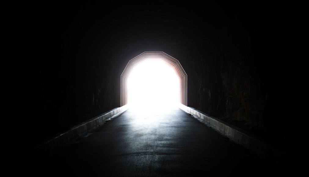 Le tunnel et la lumière font partie de nombreux récits d'expérience de mort imminente. © iStock/ImageGeneration Le tunnel et la lumière font partie de nombreux récits d'expérience de mort imminente. © iStock/ImageGeneration / Le tunnel et la lumière font partie de nombreux récits d'expérience de mort imminente. © iStock/ImageGeneration