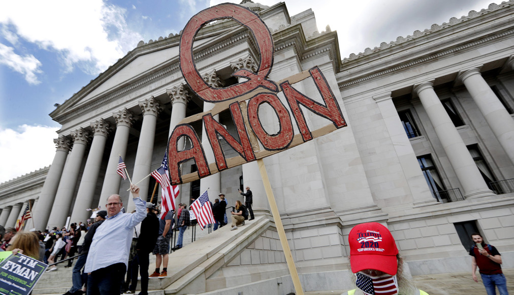 Grâce à un sondage, il a récemment été permis d’établir que les théories conspirationnistes ont la peau dure aux États-Unis du côté des républicains et des évangéliques, de même que la théorie selon laquelle l’attaque du Capitole serait un coup monté par l’Antifa. / RNS