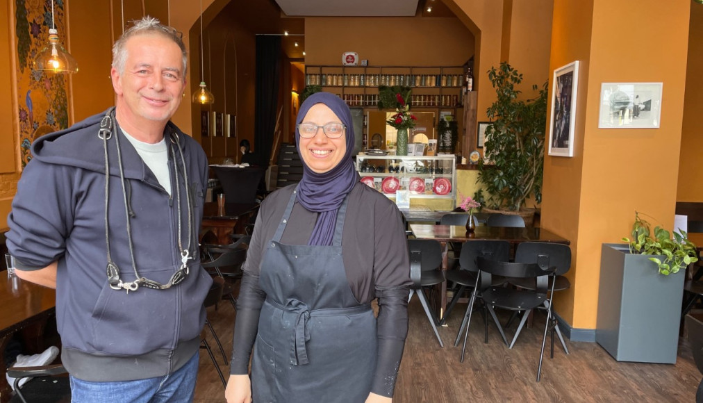 Andreas Tölke et Layali Jafaar, les deux «boss» du restaurant Kreuzberger Himmel, à Berlin Andreas Tölke et Layali Jafaar, les deux «boss» du restaurant Kreuzberger Himmel, à Berlin / ©Carole Pirker/RTSreligion