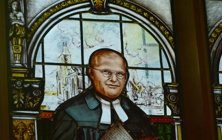Vitrail de Dietrich Bonhoeffer dans l&#039;église Saint-Christoph à Wrocław, Pologne / / ©Tomasz Kmita-Skarsgård, CC BY-SA 4.0 Wikimedia Commons