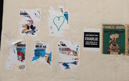 Charlie Hebdo placardé sur un mur après les attentats de janvier 2015 / Flikr / Alf Altendorf